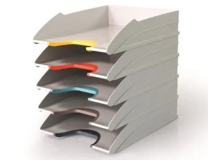 Egymásra rakható irattartó tálca