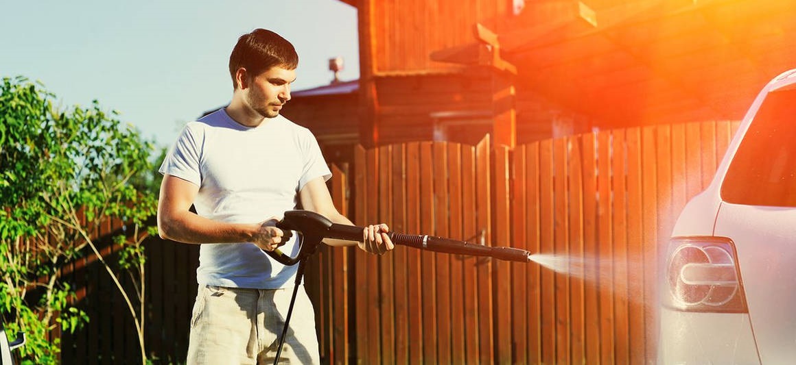 Magasnyomású mosó, ember, autó