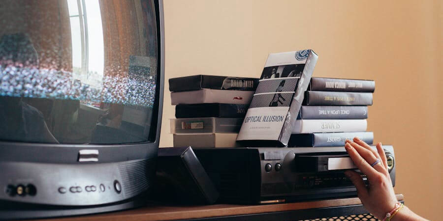 CRT tévé, film, VHS lejátszó, VHS kazetta, távirányító