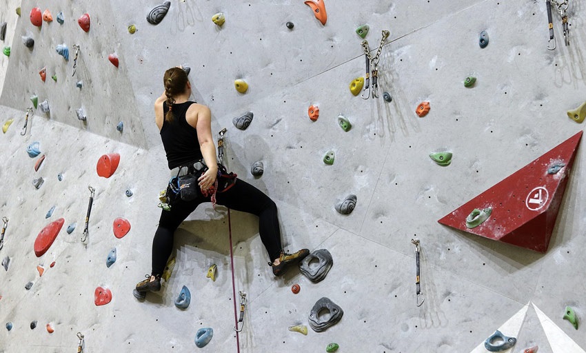 A műfalon elsajátíthatod az összes fontos technikát – így a sziklán már magabiztosan mozoghatsz Műmászó fal