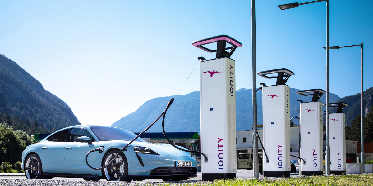 Elektromos autó töltése