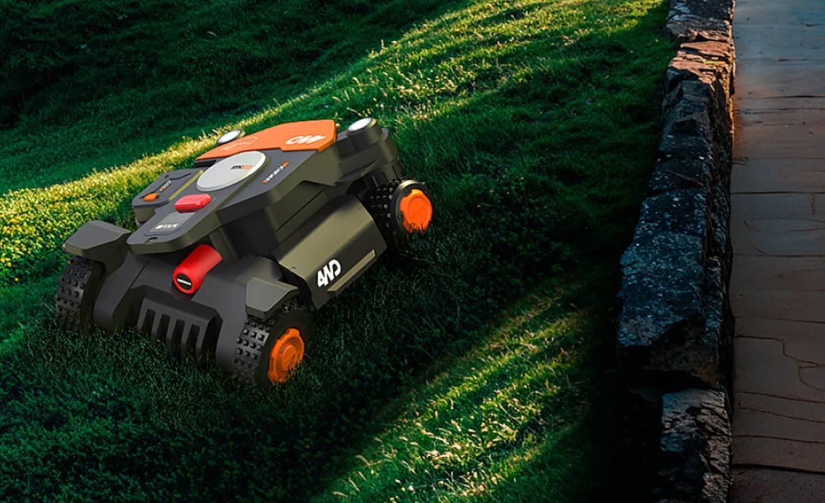 A négykerék-meghajtású WORX Landroid Vision Cloud 4WD 84%-os emelkedőn is helytáll