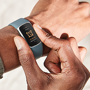 Fitbit Charge 5 fitnesz karkötő