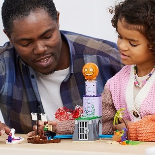 LEGO® Marvel 10790 Pókcsapat a Zöld Manó világítótornyánál
