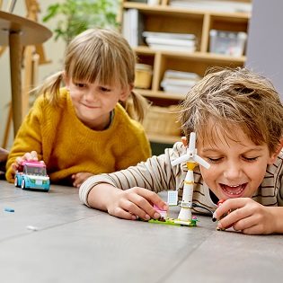 LEGO Friends 41443 Olivia elektromos autója 