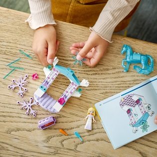 LEGO® Disney Jégvarázs 43209 Elza és Nokk jégistállója