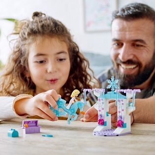 LEGO® Disney Jégvarázs 43209 Elza és Nokk jégistállója
