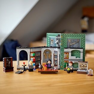 LEGO Harry Potter 76383 Roxfort pillanatai: Bájitaltan óra LEGO Harry Potter 76383 Roxfort pillanatai: Bájitaltan óra