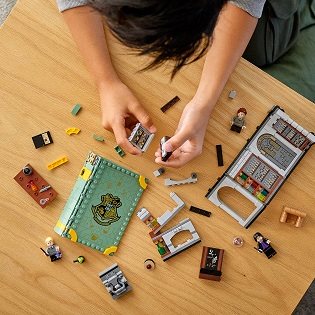 LEGO Harry Potter 76383 Roxfort pillanatai: Bájitaltan óra LEGO Harry Potter 76383 Roxfort pillanatai: Bájitaltan óra