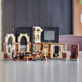 LEGO Harry Potter 76397 Roxfort pillanatai: Sötét varázslatok kivédése óra LEGO Harry Potter 76397 Roxfort pillanatai: Sötét varázslatok kivédése óra