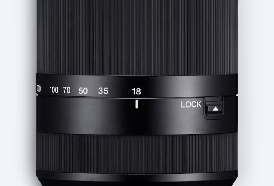 Sony 18-200mm f/3.5-6.3 objektív