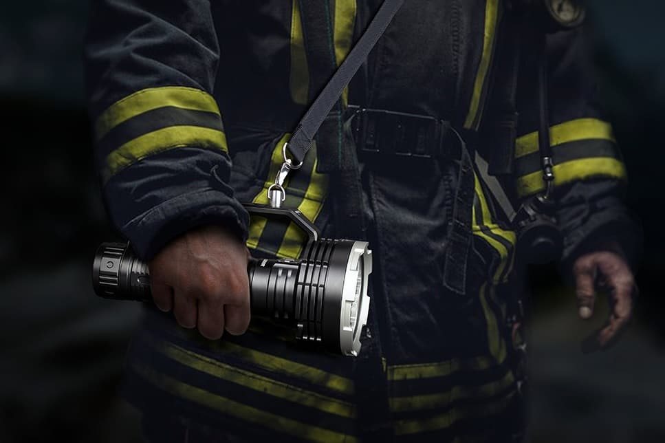 Fenix LR80R zseblámpa