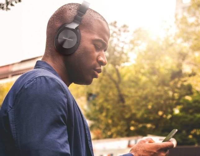 Vezeték nélküli fejhallgató Technics EAH-A800E-S mikrofonnal