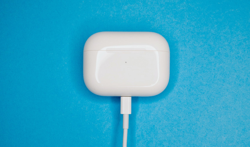 Vezeték nélküli fülhallgatók töltése