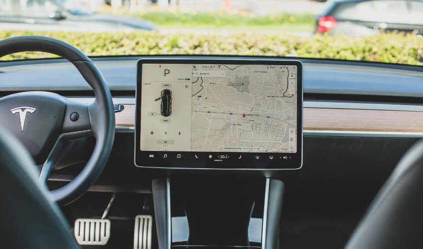 Tesla Model 3 belső tere és kijelzője