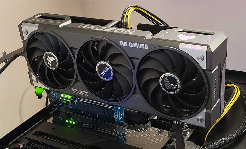 Asus TUF RX 9060 XT O16G Gaming videokártya teszt közben
