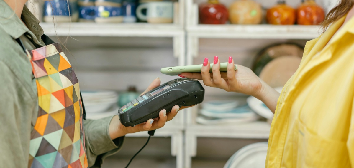 A telefonnal való fizetés ma már bevett gyakorlat. Forrás: pexel.com