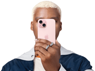A személy iPhone 15-öt tart az arca elé, hogy elrejtse a személyazonosságát