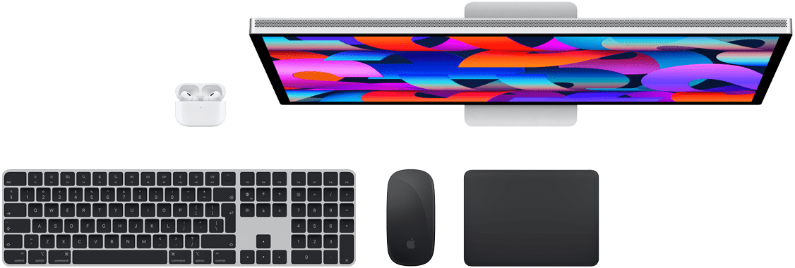 Felülnézet a Mac kiegészítőkről: Studio Display, AirPods, Magic Keyboard, Magic Mouse és Magic Trackpad