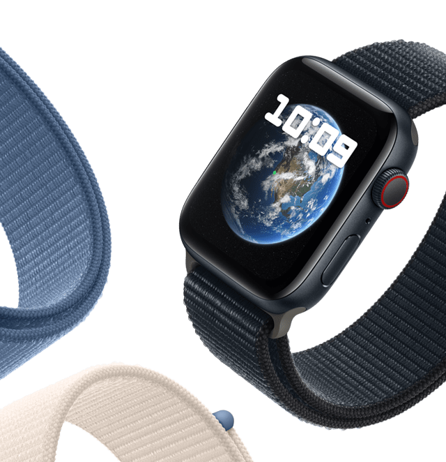 Apple Watch SE áthúzható sportpánttal. A kijelzőn a Föld bolygót ábrázoló csillagászati háttérkép látható.