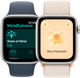Két Apple Watch SE modell. Az egyikben a Mindfulness alkalmazás a State of Mind kiemeléssel. A másikon a 