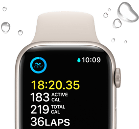 Úszási adatok az Apple Watch SE kijelzőjén. A készülék körül vízcseppek vannak.