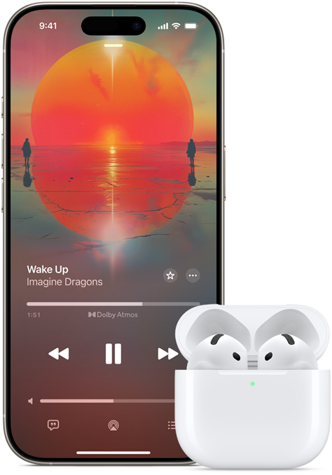 iPhone egy nyitott töltőtokban lévő AirPods Pro mellett