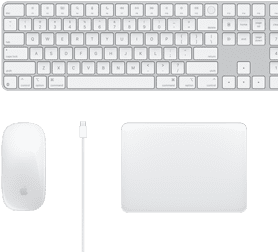 Pohled na pracovní stůl s Magic Mouse, USB‑C kabelem, Magic Trackpadem a Magic Keyboardem s číselnou klávesnicí