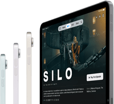 Pohled z boku na tři modely iPadu Air, na čtvrtém iPadu Air je otevřený seriál Silo v Apple TV+