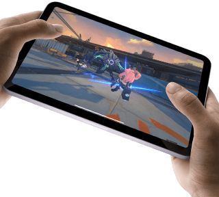 iPad mini vízszintes tájolásban a felhasználó kezében, aki éppen grafikailag igényes játékot játszik