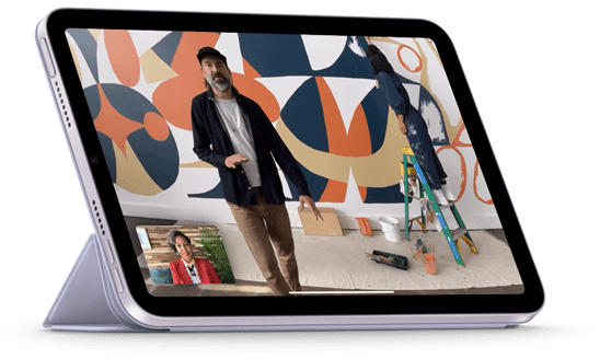 A iPad mini vízszintesen rögzítve a Smart Folio-hoz, néző pozícióban. A kijelzőn FaceTime-hívás látható, a kép középre van igazítva.