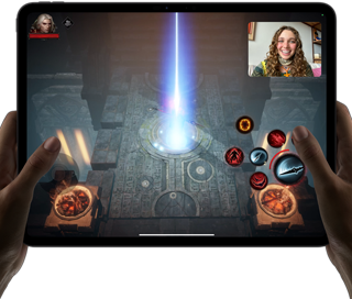 iPad Pro se zobrazenou vysoce výkonnou hrou sdílenou přes SharePlay