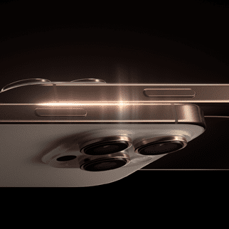 Két iPhone 16 Pro modell, oldalnézet, oldalsó gomb, kiemelkedő kamerarendszer