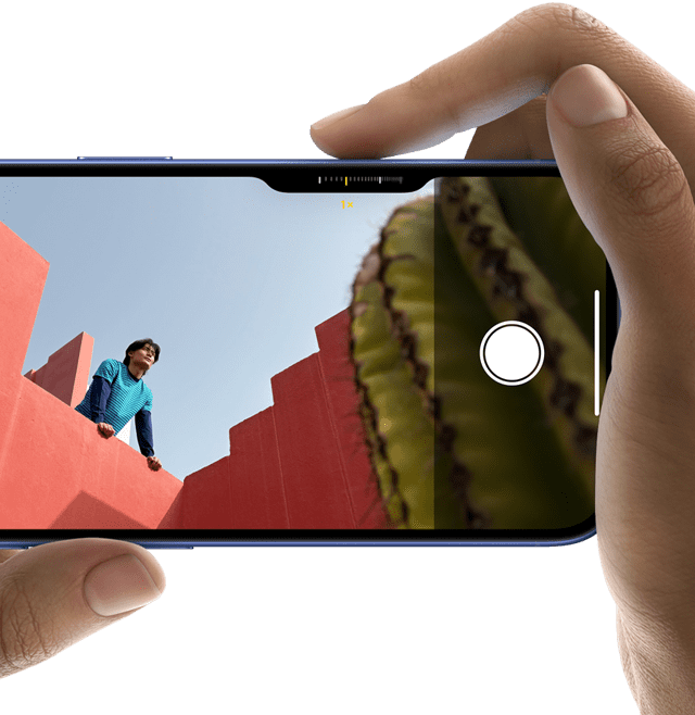 Az iPhone 16 Kameravezérlője, amelyen egy felhasználó jobb keze ujját csúsztatva módosít egy kamerabeállítást