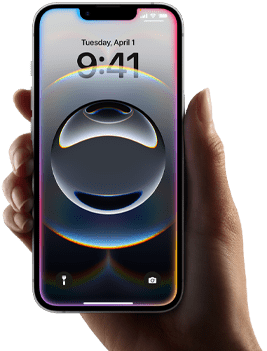 Kézben tartott iPhone&nbsp;16e, a kijelző szélei mentén finom színes fény dereng át az egész felületen