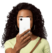 Egy személy az arca előtt tartja az iPhone&nbsp;16e-t