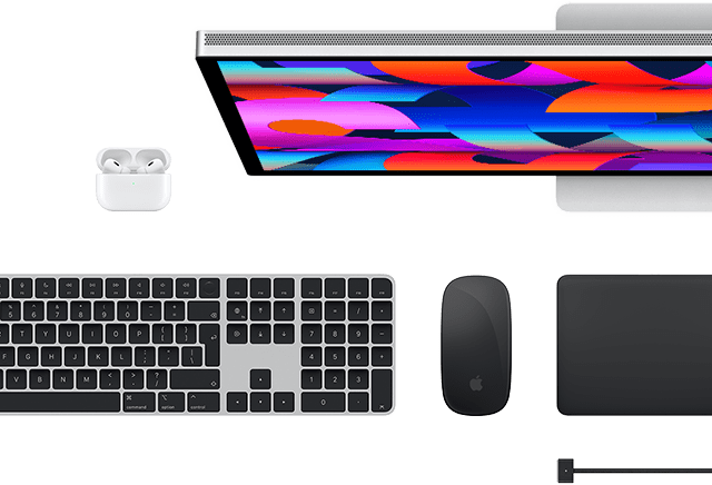 Mac kiegészítők felülnézetből: Studio Display, Air Pods, Magic Keyboard, Magic Mouse és Magic Trackpad