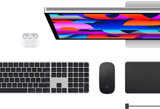 Mac tartozékok: AirPods, Studio Display, Magic Keyboard, Magic Mouse, Magic Trackpad, MagSafe töltőkábel sötét tintával.