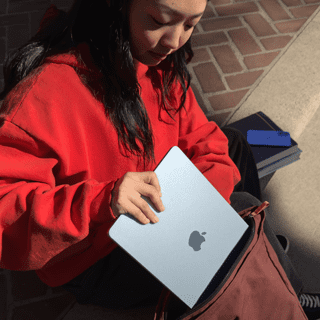  Egy  15 hüvelykes MacBook Airt a hátizsákjába helyező diák