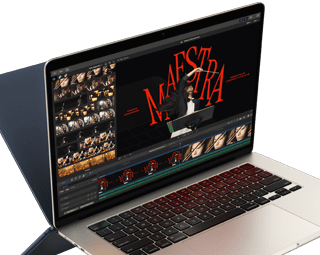 Egy MacBook Aiz kijelzőjén videoszerkesztési műveletek láthatók az M4 chip képességeinek illusztrálására.