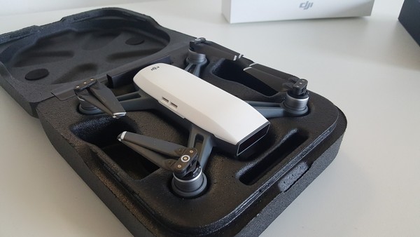 A DJI Spark drón kvadrokopter kézmozdulatokkal vezérelhető