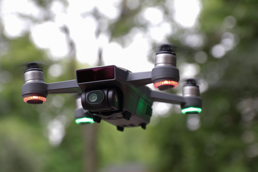 A DJI Spark drón kvadrokopter kézmozdulatokkal vezérelhető