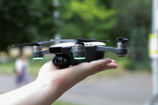 A DJI Spark drón kvadrokopter kézmozdulatokkal vezérelhető