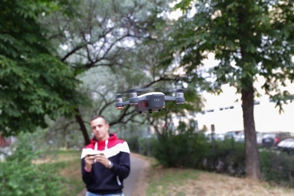 A DJI Spark drón kvadrokopter kézmozdulatokkal vezérelhető