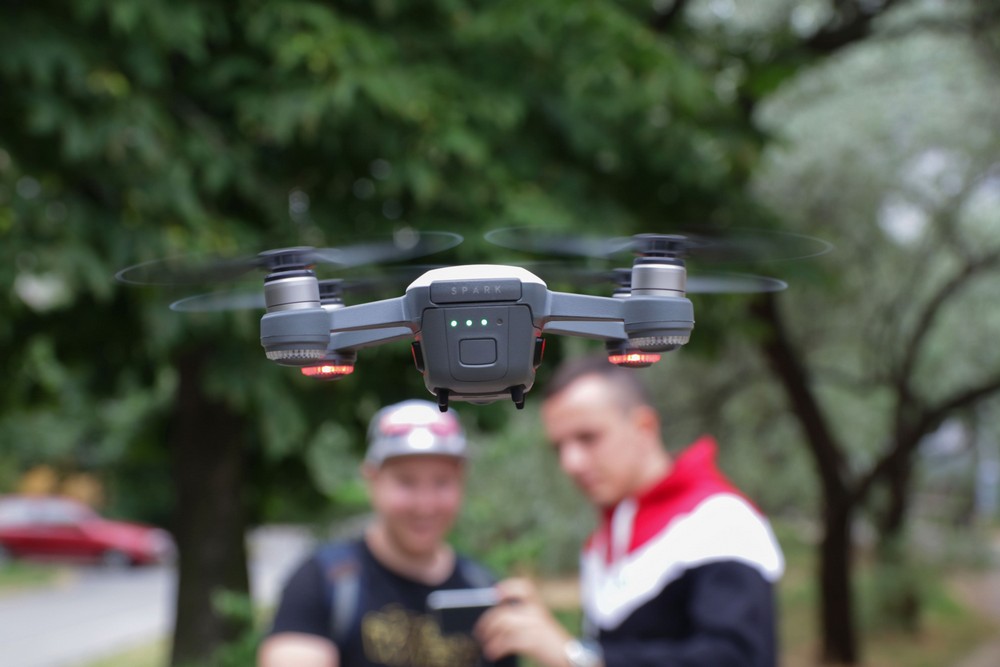 A DJI Spark drón kvadrokopter kézmozdulatokkal vezérelhető