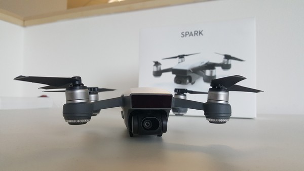A DJI Spark drón kvadrokopter kézmozdulatokkal vezérelhető