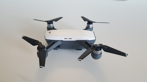 A DJI Spark drón kvadrokopter kézmozdulatokkal vezérelhető