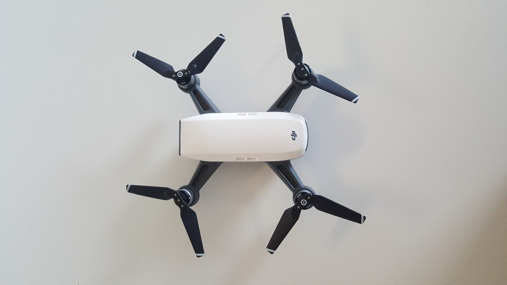 A DJI Spark drón kvadrokopter kézmozdulatokkal vezérelhető